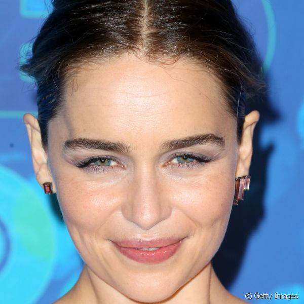 Emilia Clarke deixou a make bem natural, mas real?ou os olhos com um pouco de sombra cinza na p?lpebra